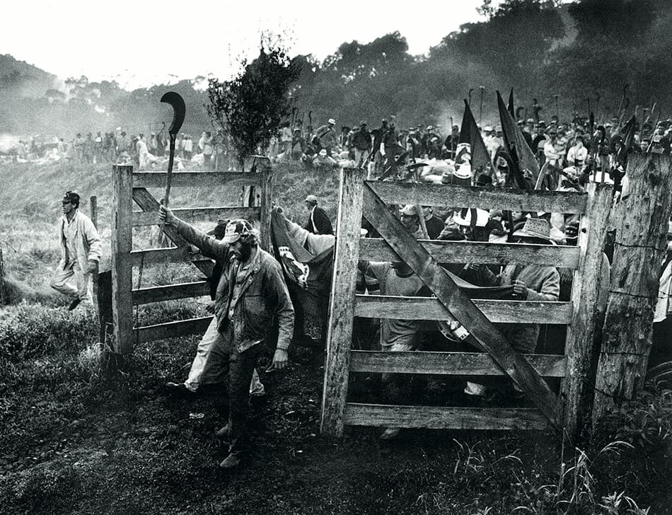 Sebastião Salgado, The struggle for land- the march of a human column