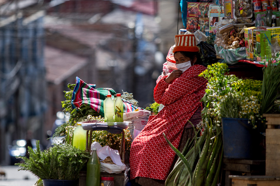 Vendeur d'herbes et d'épices en activité (malgré la pandémie). Rue Santa Cruz, La Paz, Bolivie, 2020. Carlos Fiengo
