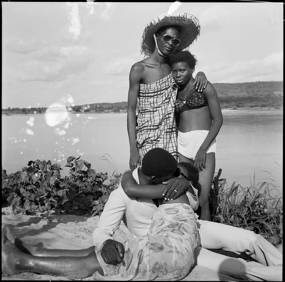 Malick Sidibé (Mali), Les Retrouvailles au bord du fleuve Niger, 1974.